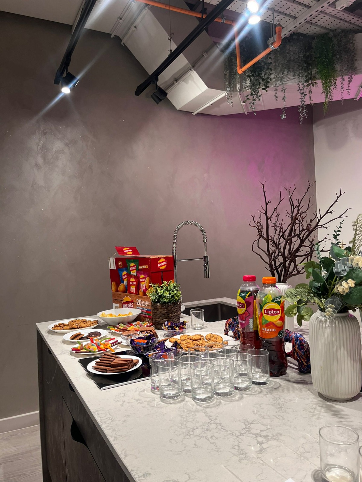 Function Rent Eating Table DIFF_RENT - Premium Co-Living London | All-Inclusive Studios in Harrow